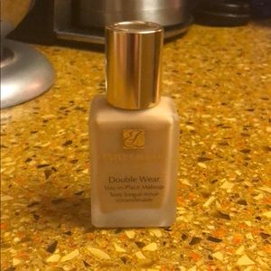 Estée Lauder Stay-in place makeup